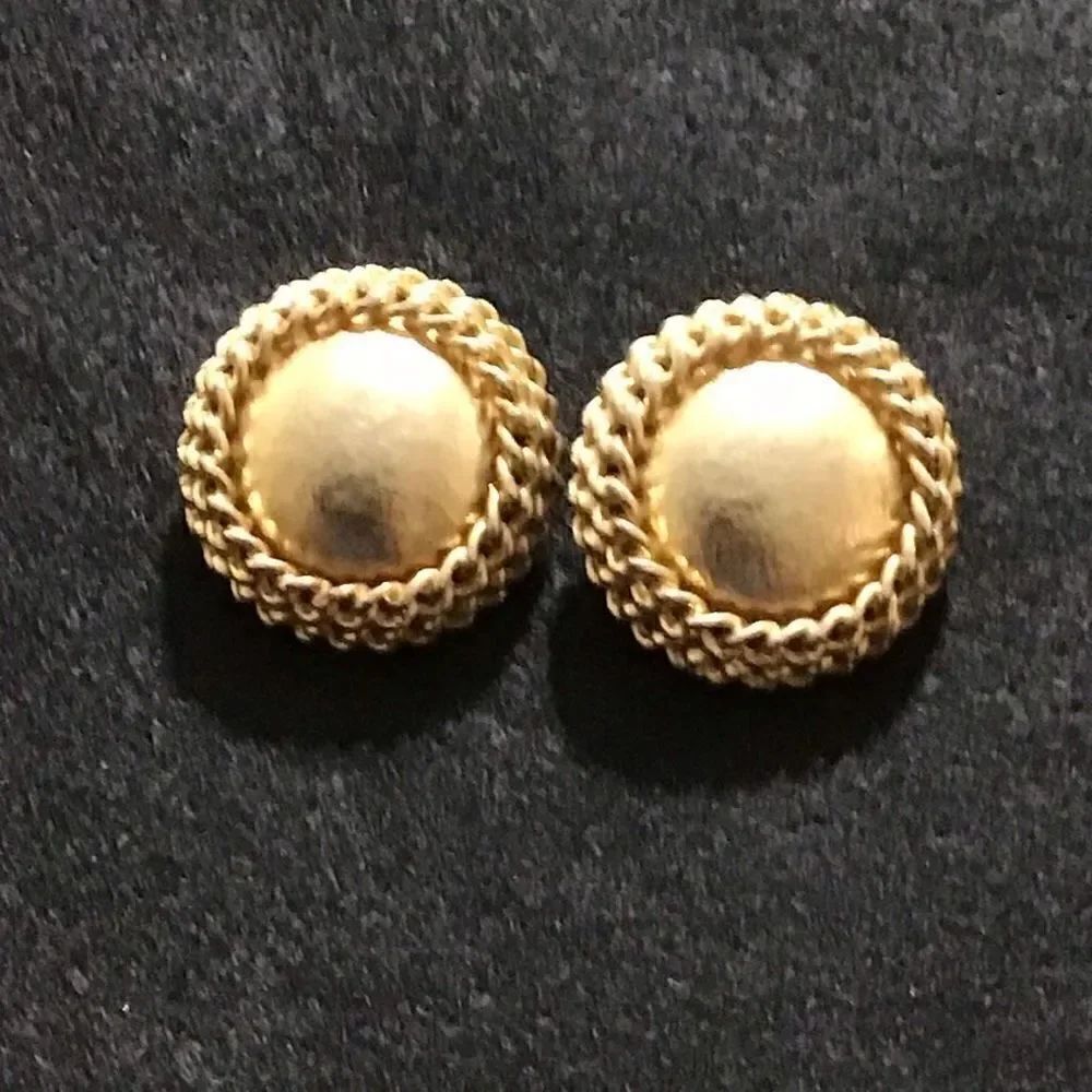 Earrings gold tone wreath Around a disk from estate sale ￼